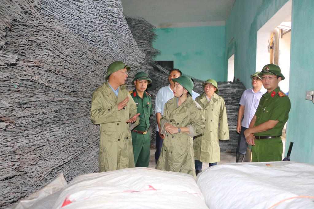 Phó Chủ tịch Thường trực HĐND tỉnh Quảng Ninh Vi Ngọc Bích kiểm tra công tác quản lý, dự trữ vật tư tại kho dự trữ vật liệu phòng chống lụt bão, thiên tai ở phường Phong Hải (TX Quảng Yên).