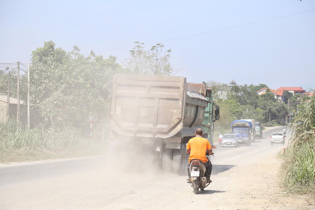 Người dân di chuyển trong làn khó bụi mù mịt.