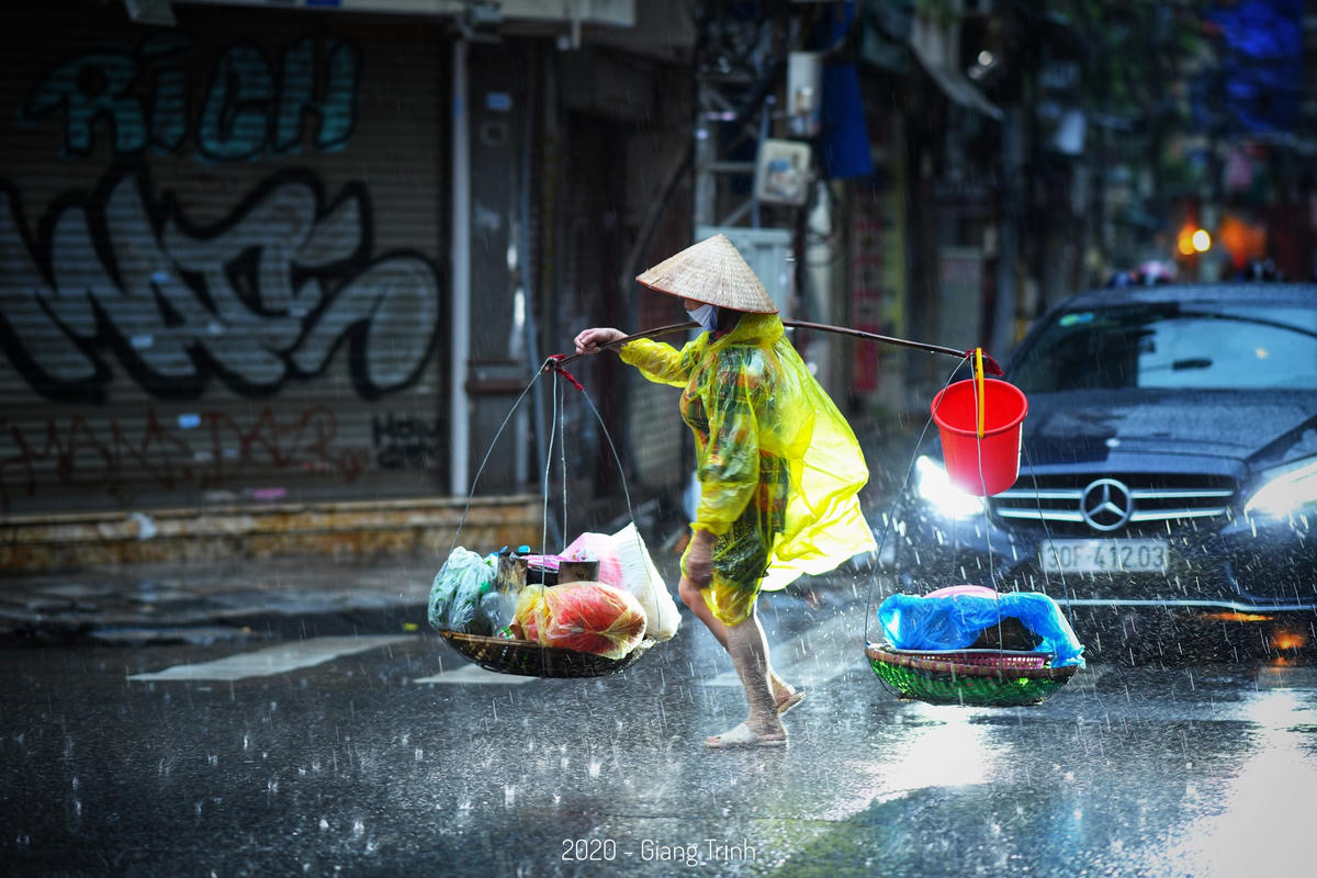 Gồng gánh trong mưa (phố Cầu Gỗ).  