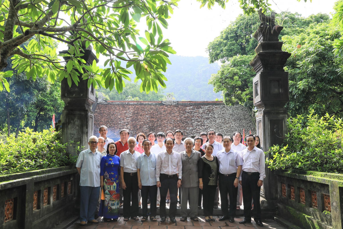 Phó Chủ tịch - Tổng Thư ký Lê Tiến Châu cùng đoàn đại biểu chụp ảnh lưu niệm tại Đền thờ Vua Lê Đại Hành. Ảnh: Quang Vinh.