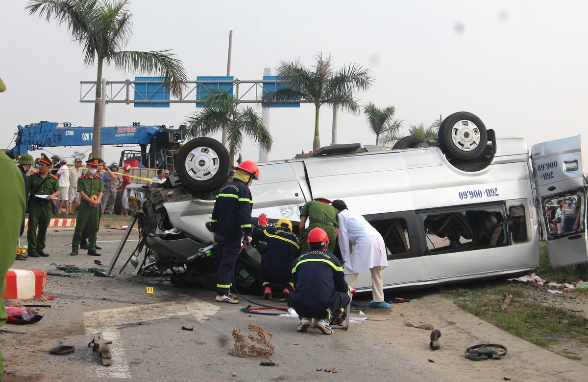 Lực lượng chức năng cứu hộ nạn nhân trong vụ TNGT.