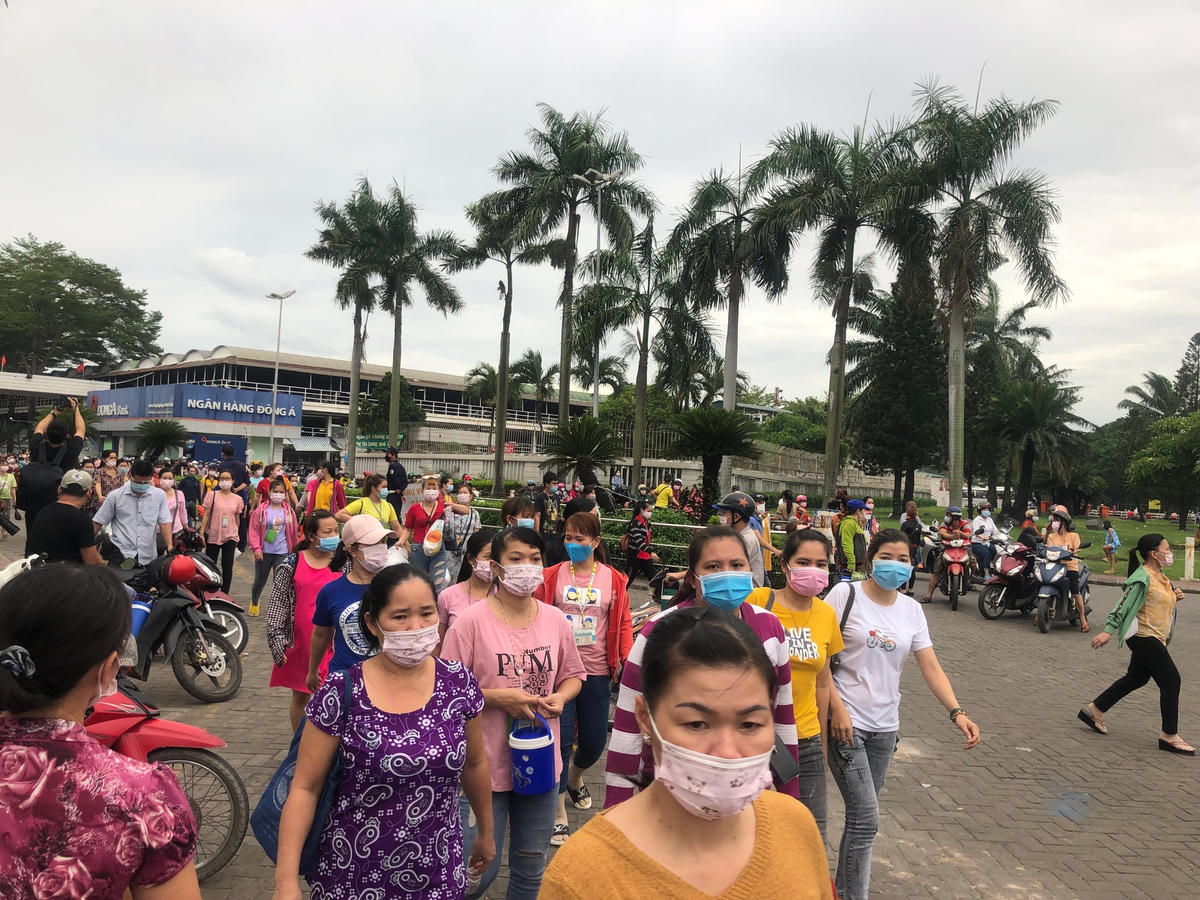 Từ đầu năm tới nay, do ít đơn hàng nên công nhân tại nhiều khu công nghiệp không phải làm tăng ca.