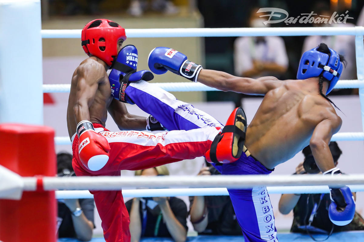 kickboxing là môn được ra đòn bằng tay và chân.