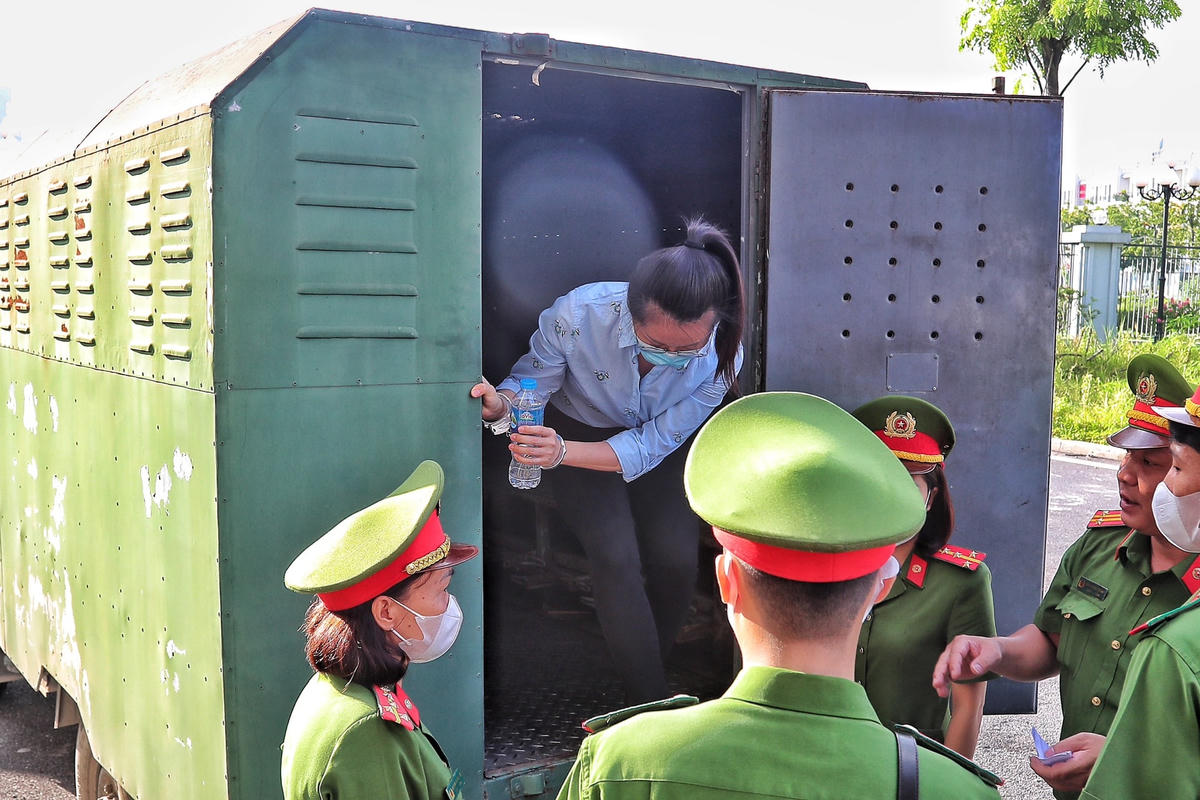 Tổng cộng có 105 luật sư đăng ký tham gia bào chữa, một số luật sư cùng lúc bào chữa cho 2 bị cáo.