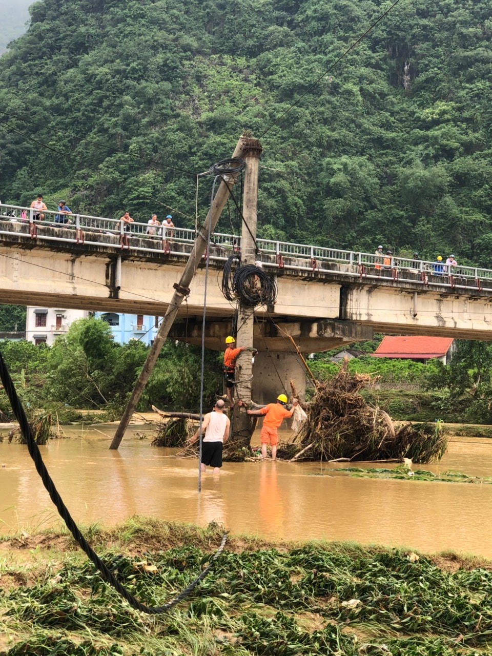 Nỗ lực khắc phục sự cố lưới điện do mưa giông, lũ lụt tại các tỉnh miền núi phía Bắc
