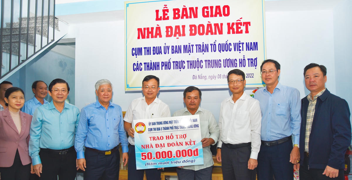 Chủ tịch Đỗ Văn Chiến, Phó Chủ tịch Nguyễn Hữu Dũng và Đoàn công tác UBTƯ MTTQ Việt Nam dự Lễ bàn giao Nhà Đại đoàn kết cho hộ gia đình ông Hứa Chấn Rân. Ảnh: Thanh Tùng.