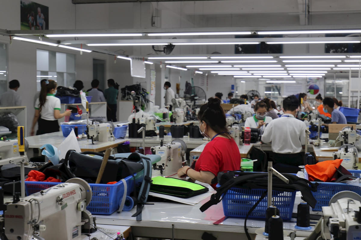 1,2,3. Lao động truyền thống đang mất dần suất lao động do sự xuất hiện của máy móc, công nghệ cao. (Ảnh Q.Định) (3)