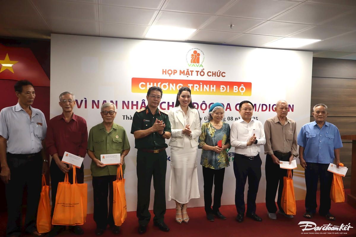 Ban Tổ chức trao các phần quà ý nghĩa cho 10 nạn nhân chất độc da cam/dioxin tiêu biểu tại buổi họp báo. Ảnh: Hồng Phúc.