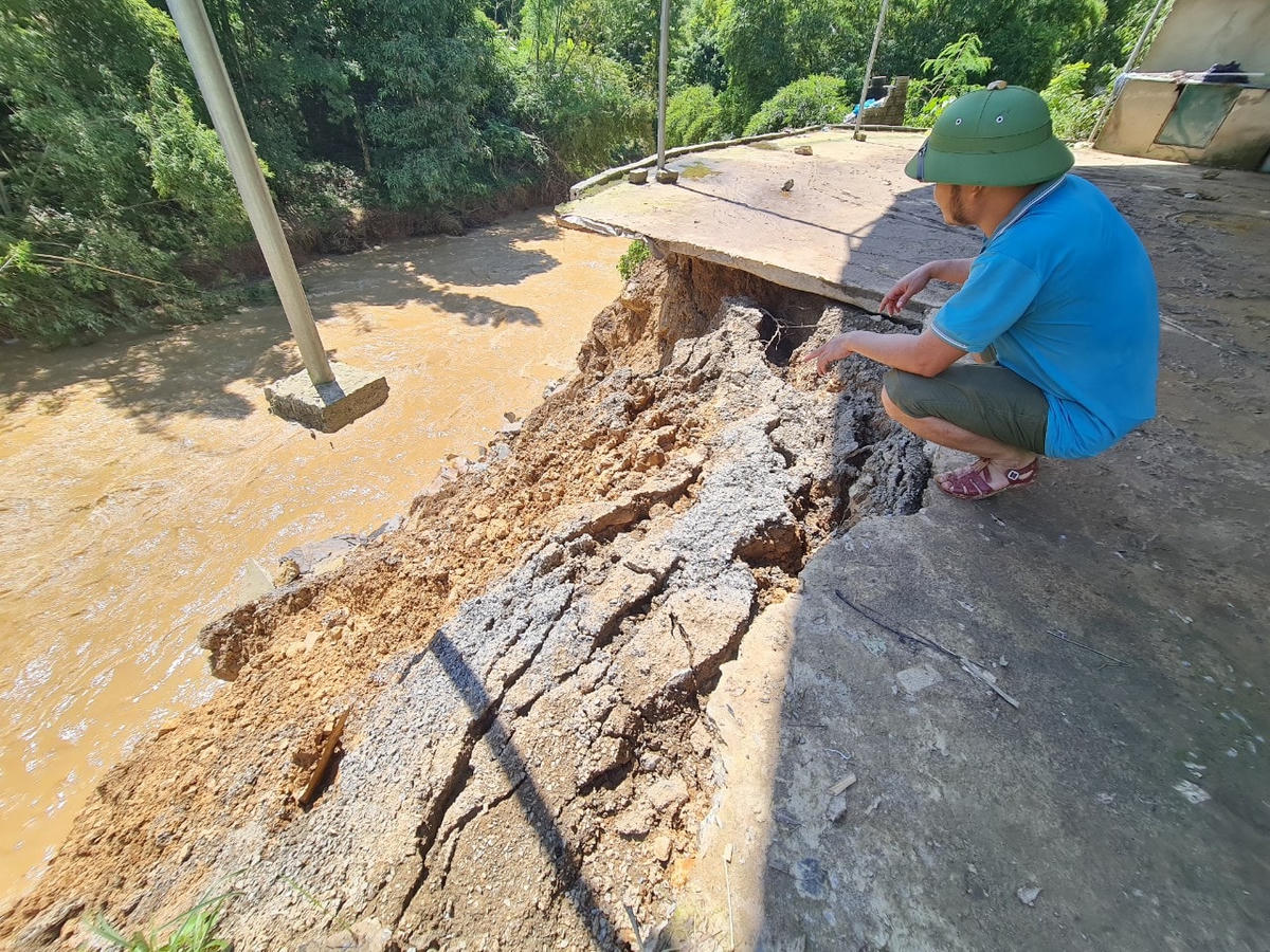 Căn nhà của ông Vi Văn Cường, bản Hoà Sơn bên miệng suối, nguy cơ mất an toàn hiện hữu.
