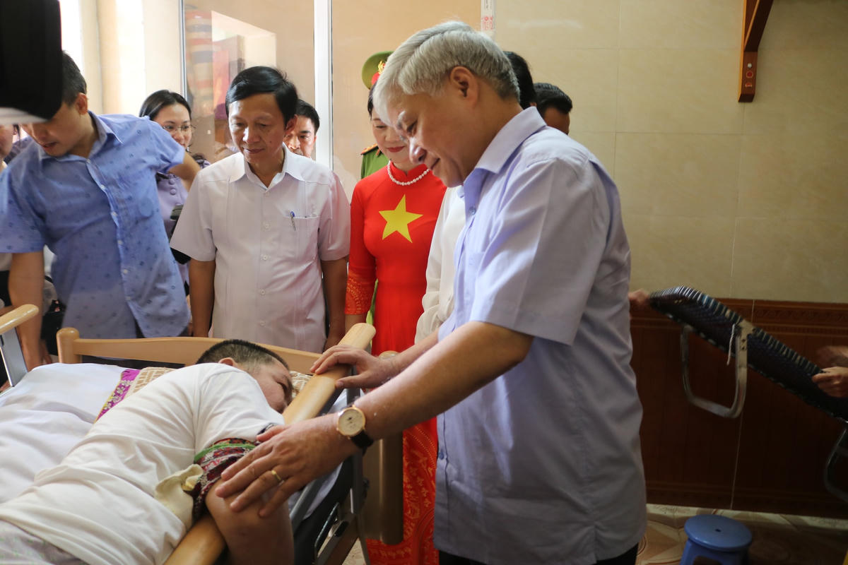 Chủ tịch Đỗ Văn Chiến ân cần thăm hỏi sức khỏe cựu chiến binh, thương binh nặng Triệu Ngọc Thanh (quê Lạng Sơn) đang điều trị tại Trung tâm.