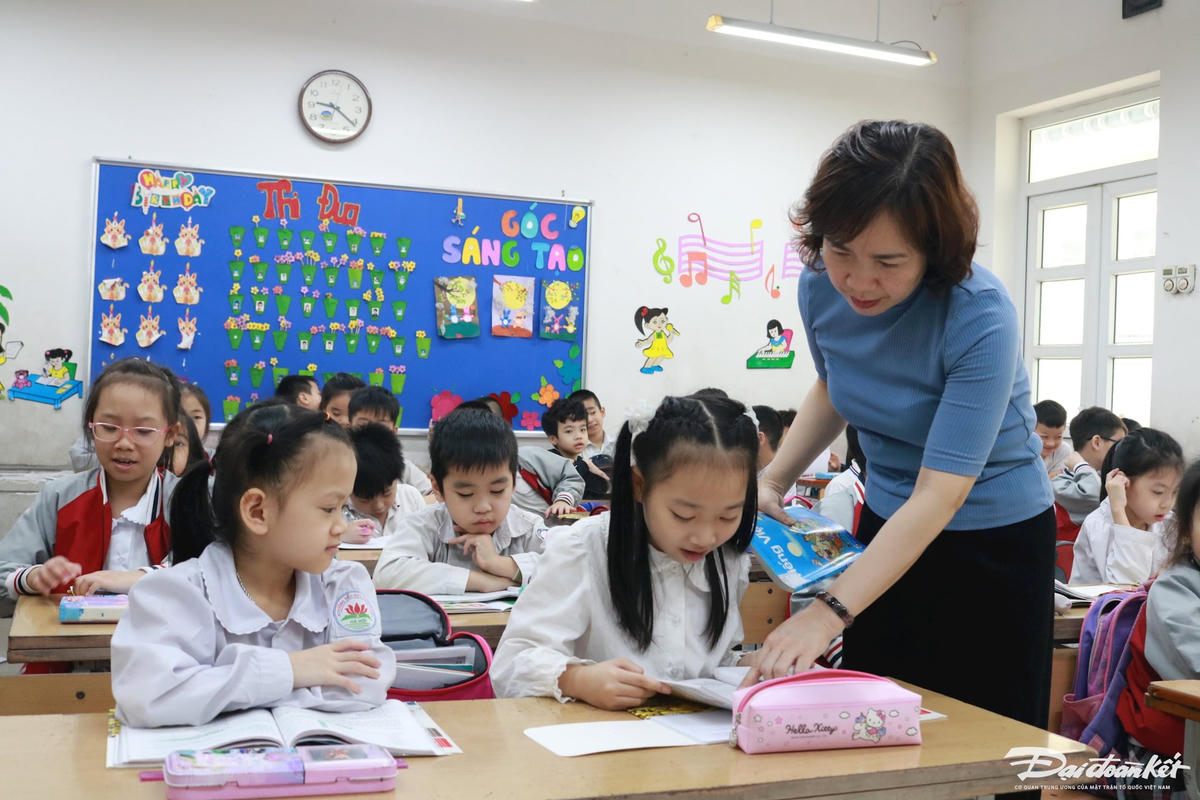 Một giờ học của cô và trò Trường Tiểu học Đông Thái (quận Tây Hồ, Hà Nội).