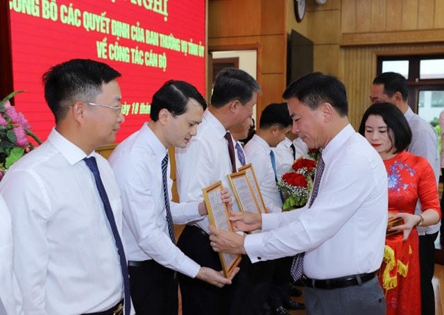 Ông Đỗ Trọng Hưng, Bí thư Tỉnh uỷ Thanh Hoá trao quyết định bổ nhiệm, điều động, luân chuyển công tác cho 13 lãnh đạo chủ chốt các đơn vị.