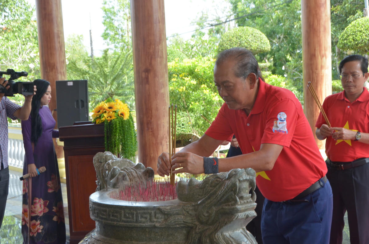 Nguyên Phó Thủ tướng thường trực Chính phủ Trương Hoà Bình dâng hương tại Đền thờ Bác Hồ.