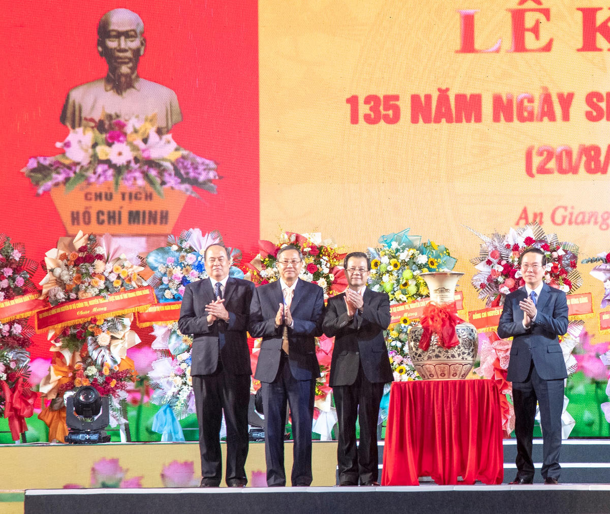 Chủ tịch nước Võ Văn Thưởng thừa ủy quyền Tổng Bí thư Nguyễn Phú Trọng tặng quà cho Đảng bộ và nhân dân An Giang (ảnh: CTTĐT AG)