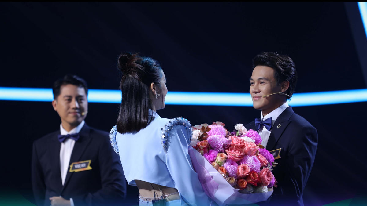 Quỳnh Lương quyết định trao hoa cho Tiến Phát.