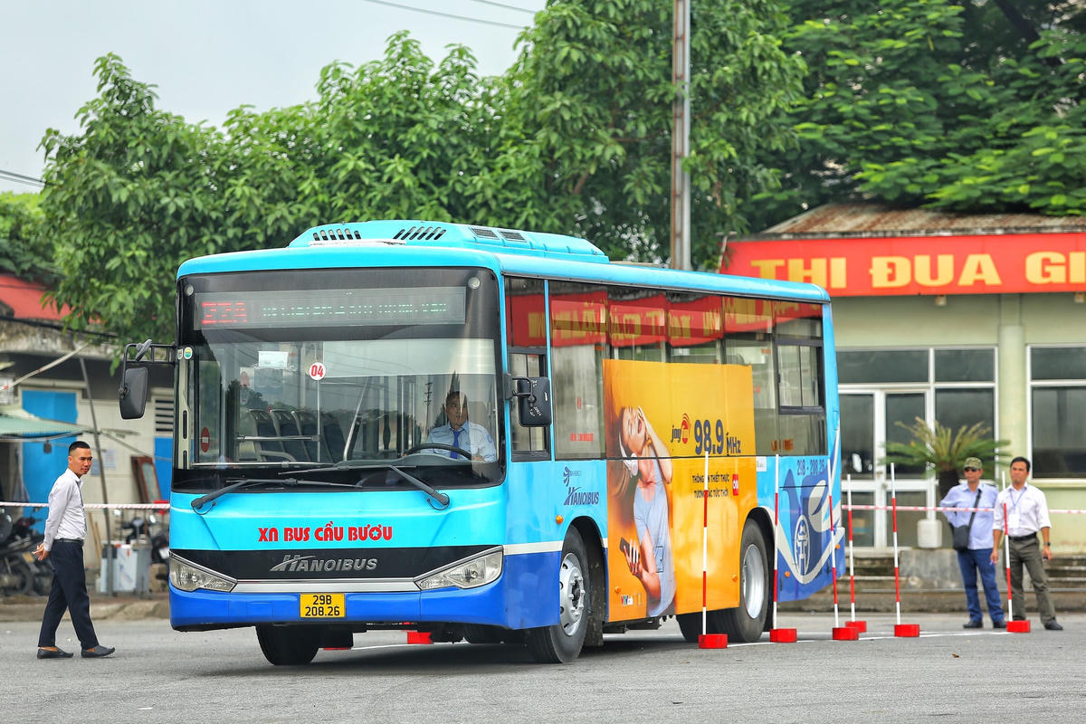 Tuyển thủ lái xe Nguyễn Đức Đạt- Xí nghiệp xe khách Nam Hà Nội có kinh nghiệm 13 năm lái xe và tham dự nhiều lần về lái xe giỏi cho biết, cuộc thi năm nay Ban tổ chức không yêu cầu nặng về thời gian, tốc độ di chuyển mà yêu cầu cao nhất về kỹ năng vận hành linh hoạt, êm ái, nhẹ nhàng, chuẩn chỉ trong từng thao tác ở từng bài thi.
