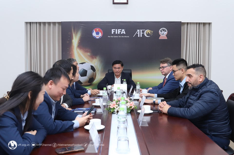 Ban chuyên môn VFF và HLV Philippe Troussier bàn kế hoạch chuẩn bị cho SEA Games 32. Ảnh: VFF.