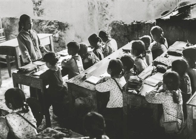 Một lớp học thời sơ tán. Ảnh tư liệu.  