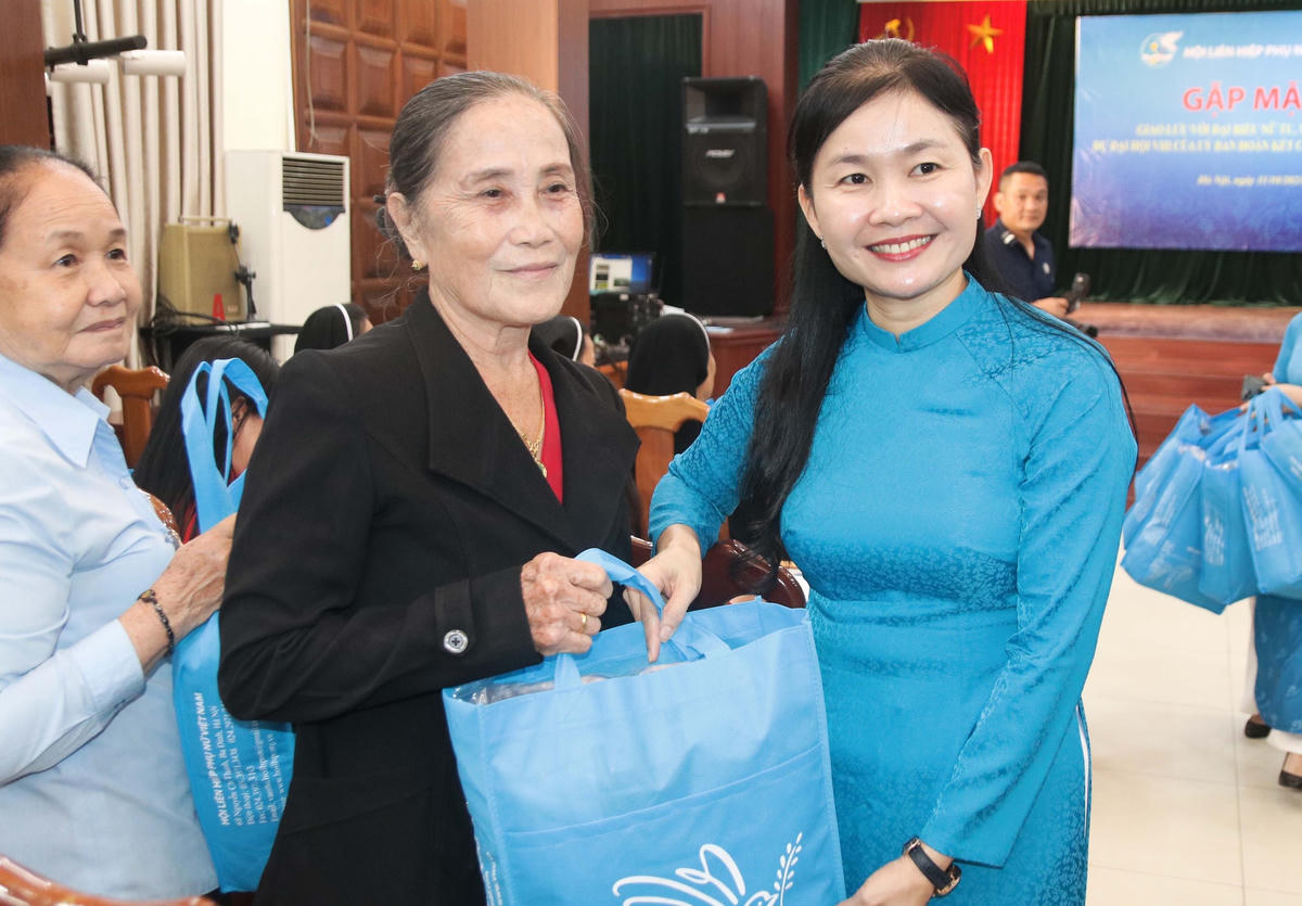 Phó Chủ tịch Trung ương Hội Liên hiệp Phụ nữ Việt Nam Tôn Ngọc Hạnh tặng quà cho các nữ tu, nữ giáo dân.