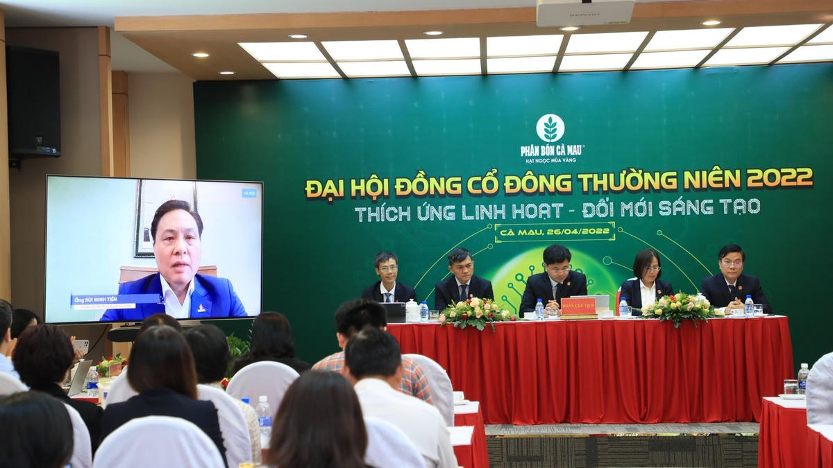 Ông Bùi Minh Tiến chúc mừng, ghi nhận, biểu dương những thành tích nổi bật mà PVCFC đã đạt được trong năm 2021 vừa qua.