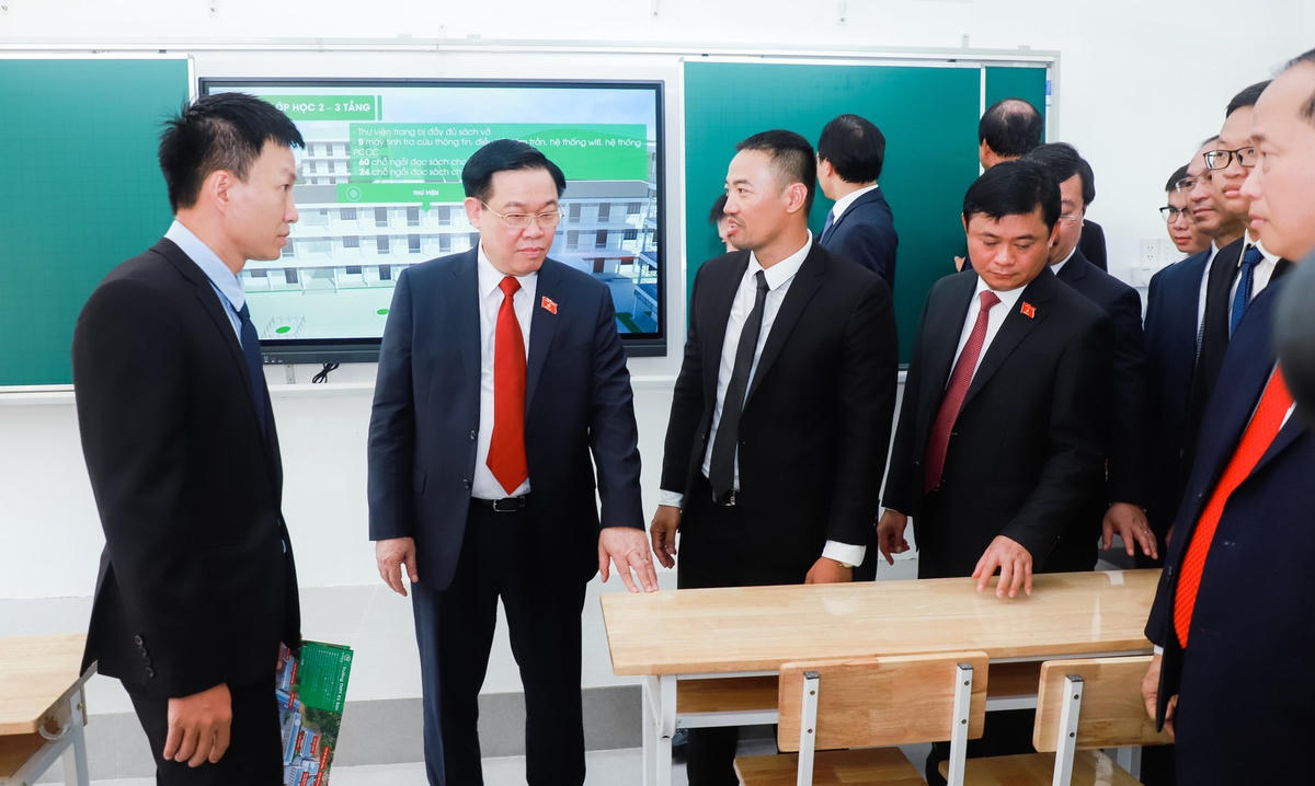 Chủ tịch Quốc hội tham quan phòng học tại trường THPT Kỳ Sơn với trang thiết bị hiện đại do Tập đoàn Trung Nam tài trợ.