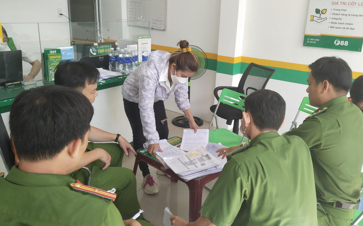 Công an tỉnh Bạc Liêu đồng loạt kiểm tra 8 điểm giao dịch của F88 trên địa bàn.
