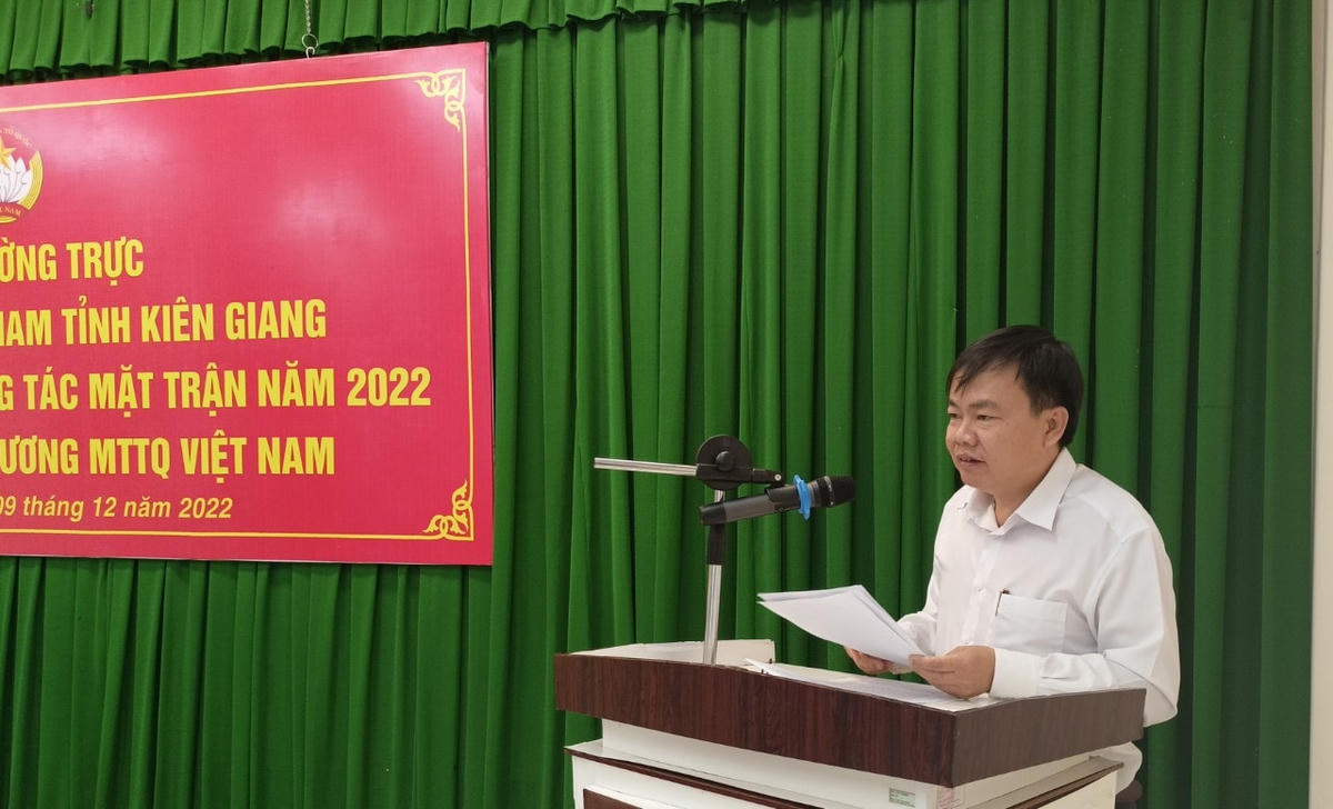 Ông Ngô Phương Vũ, Phó Chủ tịch UBMTTQ Việt Nam tỉnh Kiên Giang báo cáo kết quả công tác mặt trận năm 2022 với đoàn công tác.