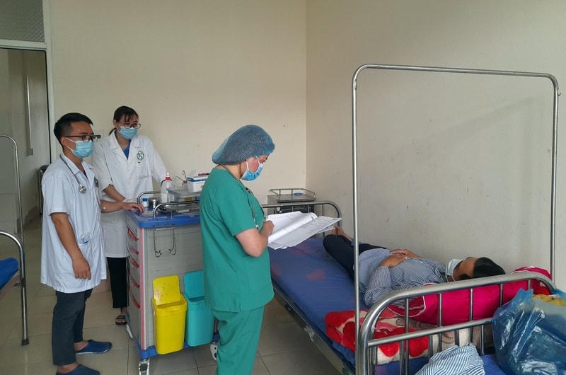 Các bác sỹ của Trung tâm y tế TX Sapa điều trị cho các bệnh nhân ngộ độc. Ảnh: Tùng Lâm - Lê Nam (Báo Lào Cai)