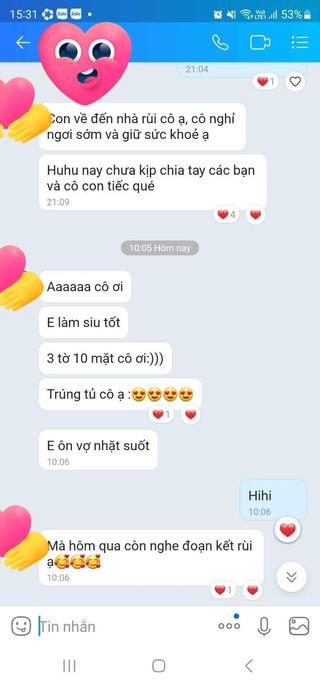 Một học sinh phấn khởi báo tin làm bài tốt với giáo viên ngay khi bước ra khỏi trường thi.