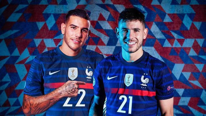Theo Hernandez (số 22) và Lucas Hernandez (số 21) trong màu áo tuyển Pháp.