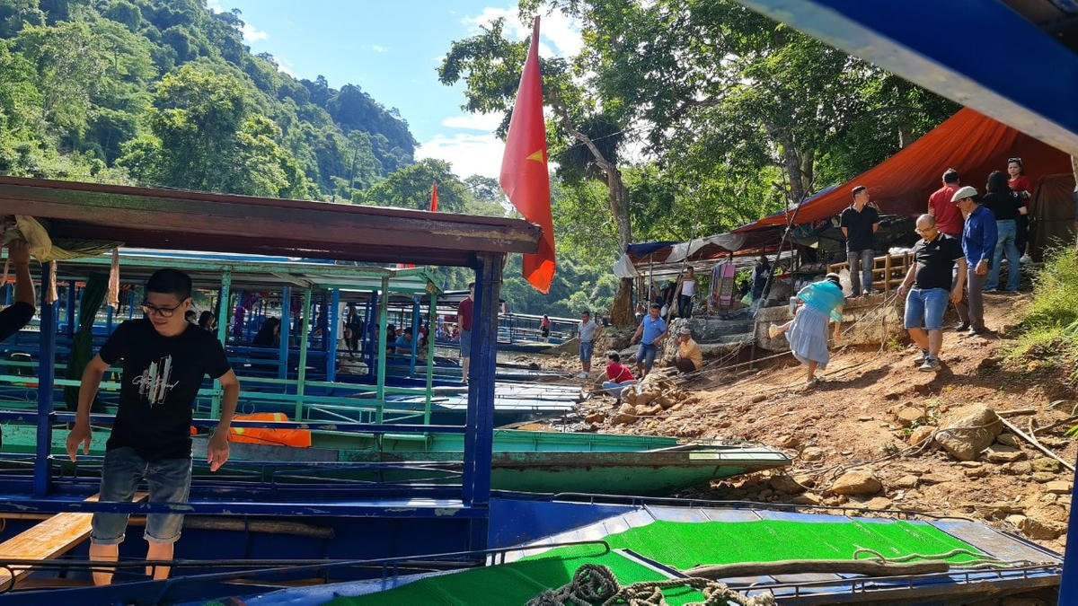 Phương tiện đi lại, tham quan hồ là những chiếc thuyền. Xung quanh hồ có rất nhiều bến thuyền phục vụ.