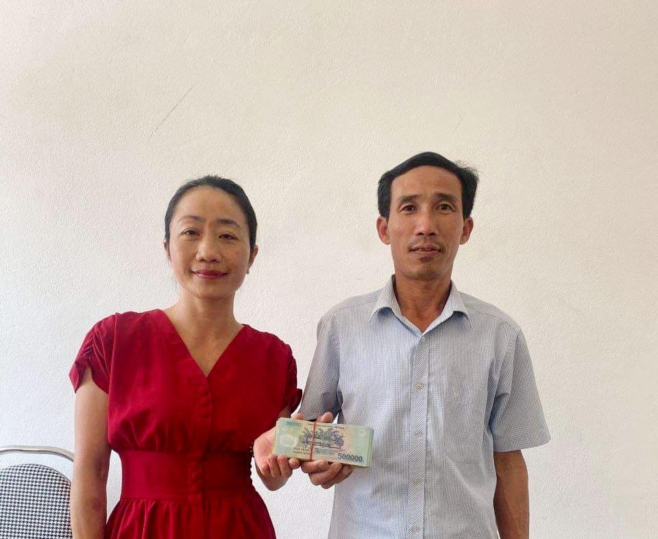 Chị Lê Thị Sâm trao trả số tiền 60 triệu đồng cho người đánh rơi.