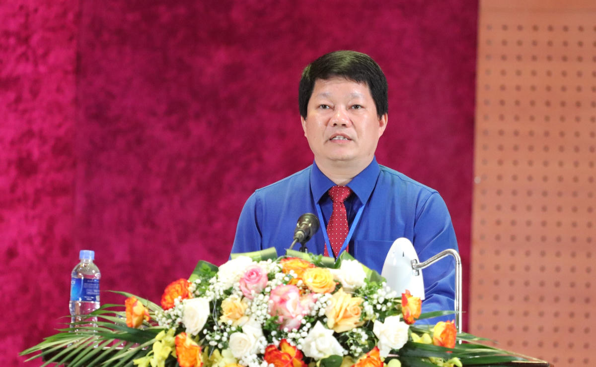 Ông Lê Văn Thạch - Chủ tịch Hội Nông dân tỉnh Hoà Bình phát biểu tại hội nghị.