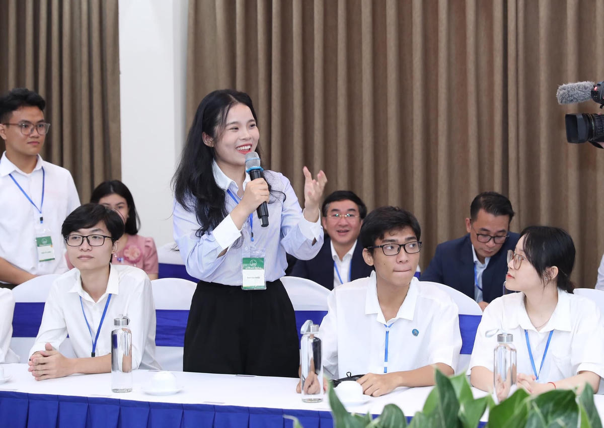 Tại buổi giao lưu, các sinh viên đã bày tỏ quan tâm tới chính sách về giáo dục, khoa học, công nghệ và đổi mới sáng tạo của Singapore.