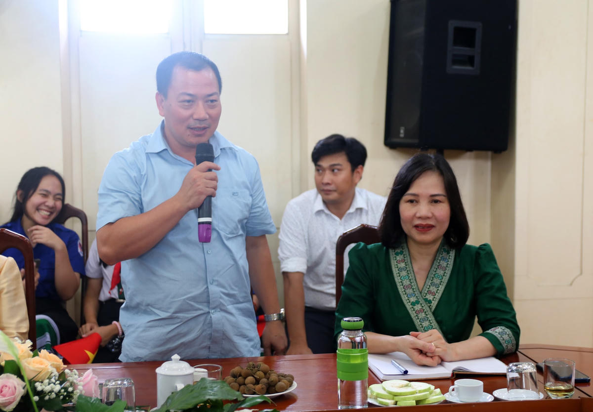 Các đại biểu và giáo viên Trường song ngữ Lào - Việt Nam Nguyễn Du và Trường Hữu Nghị 80 trao đổi, chia sẻ kinh nghiệm.