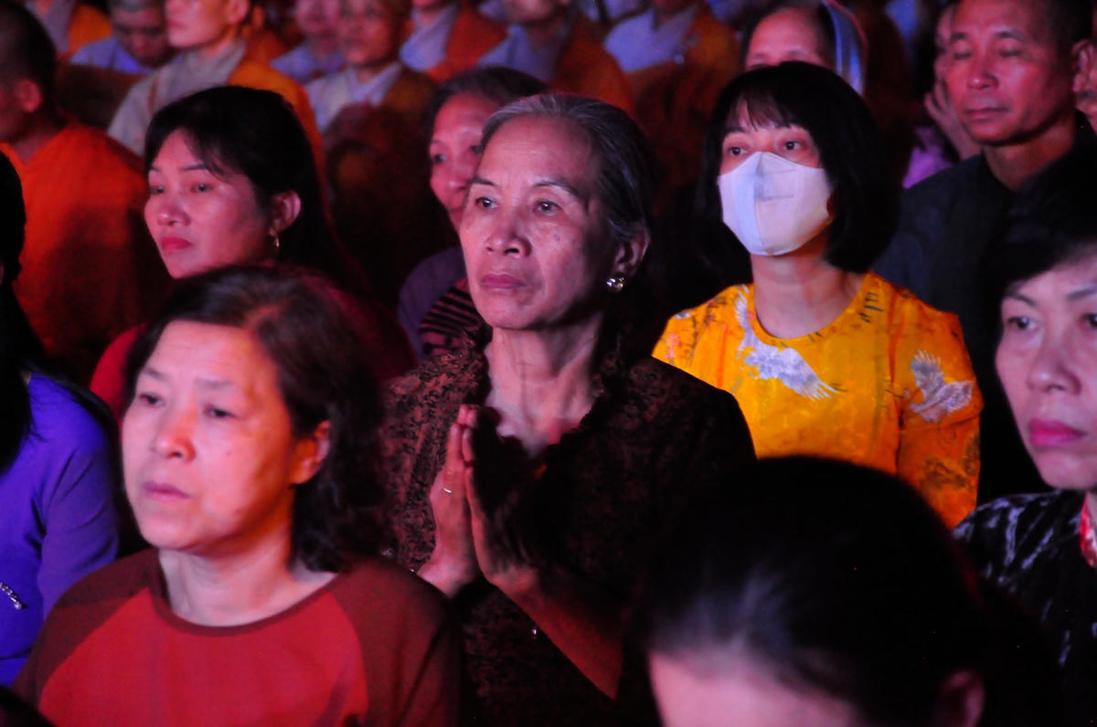 Đại lễ cầu siêu - Thả hoa đăng tri ân bên bờ sông Thạch Hãn