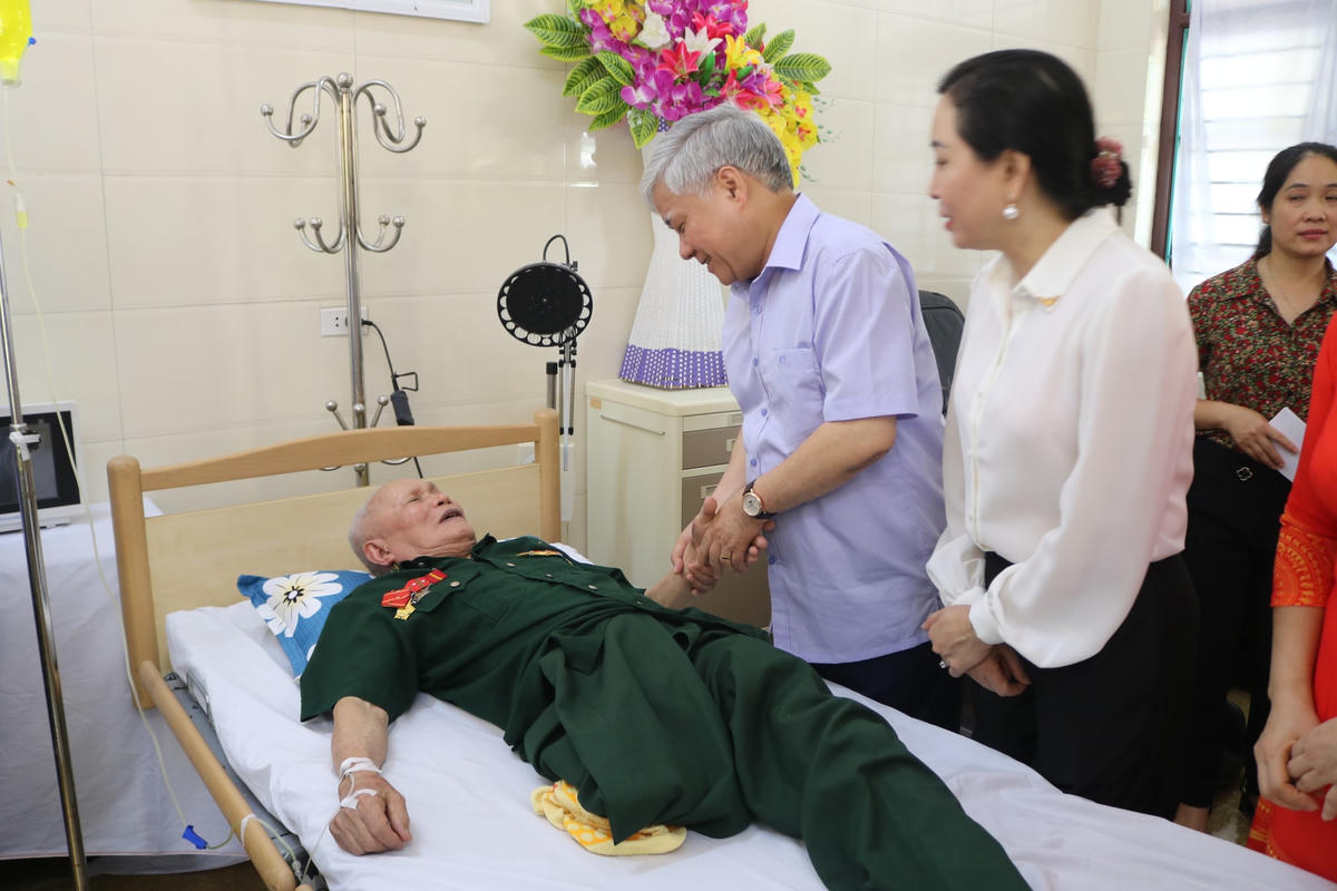 Không thể ngồi dậy nhưng thương binh Nguyễn Xuân Mai (quê Ninh Bình) rất vui mừng, phấn khởi, cảm động khi được lãnh đạo UBTƯ MTTQ Việt Nam tới tận giường thăm hỏi.
