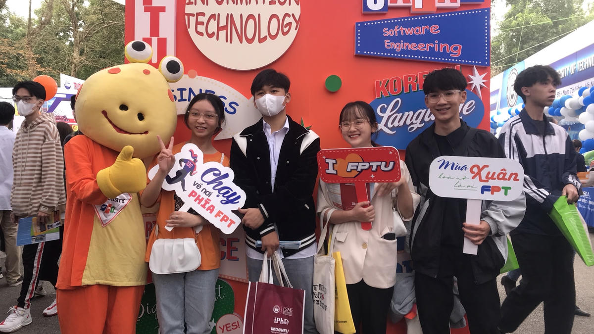 Ngoài ra, lãnh đạo các trường THPT ở các tỉnh, thành phố khác cũng có kế hoạch tổ chức nhiều chuyến xe đưa học sinh tới nghe tư vấn, tìm hiểu thông tin tuyển sinh.