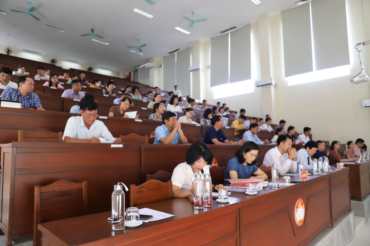 Các đại biểu, học viên tham dự buổi lễ.