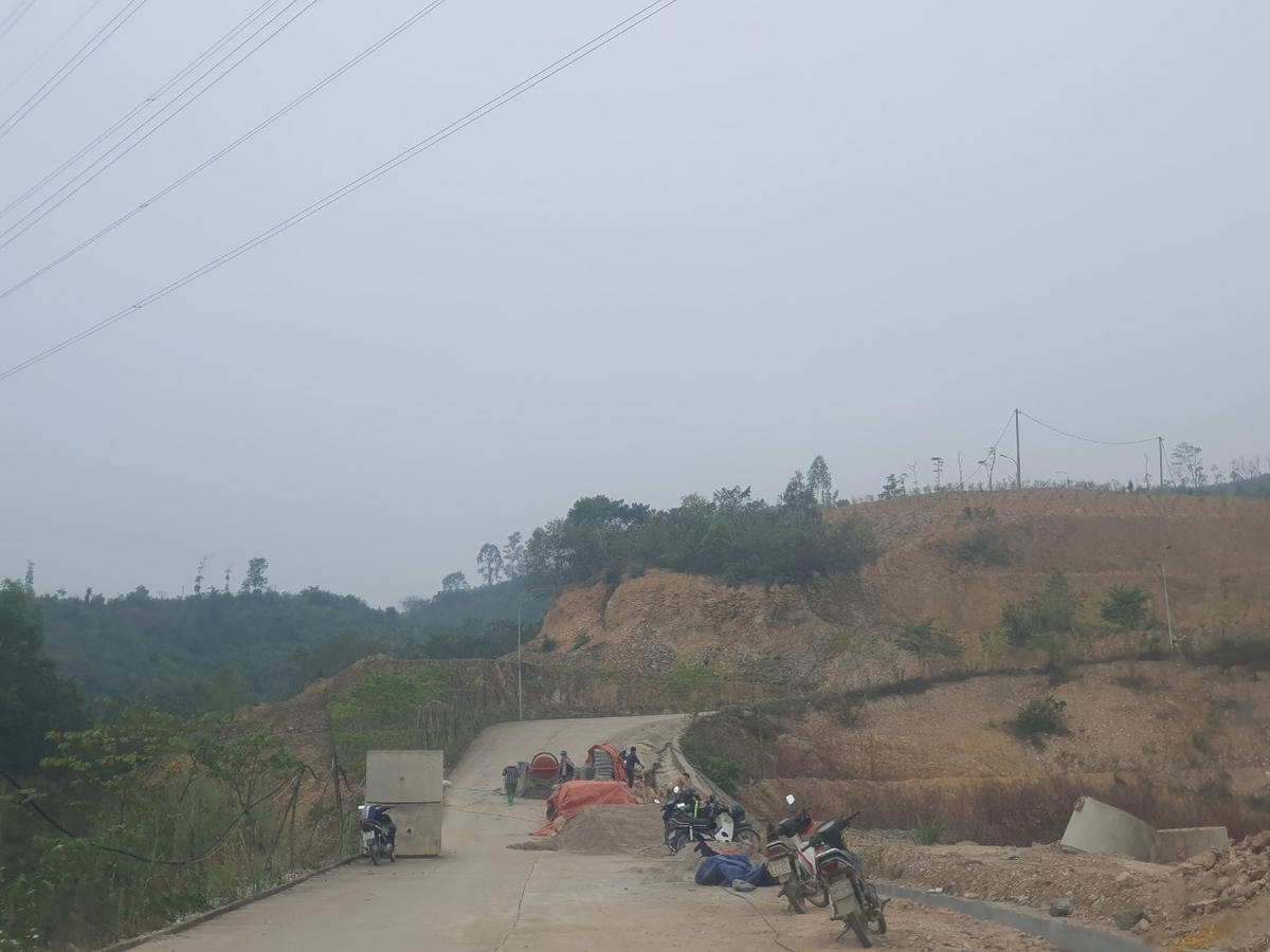 Công nhân đang thi công tuyến đường bên trong dự án.