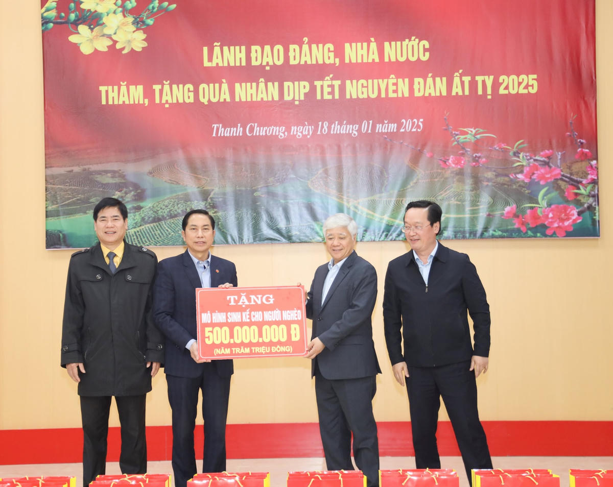Tại huyện Thanh Chương, Chủ tịch Đỗ Văn Chiến cùng đoàn công tác trao quà Tết cho các hộ nghèo, hộ có hoàn cảnh khó khăn của 6 xã gồm Thanh Sơn, Ngọc Lâm, Thanh Lâm, Thanh Xuân, Thanh Tùng và Thanh Hà.