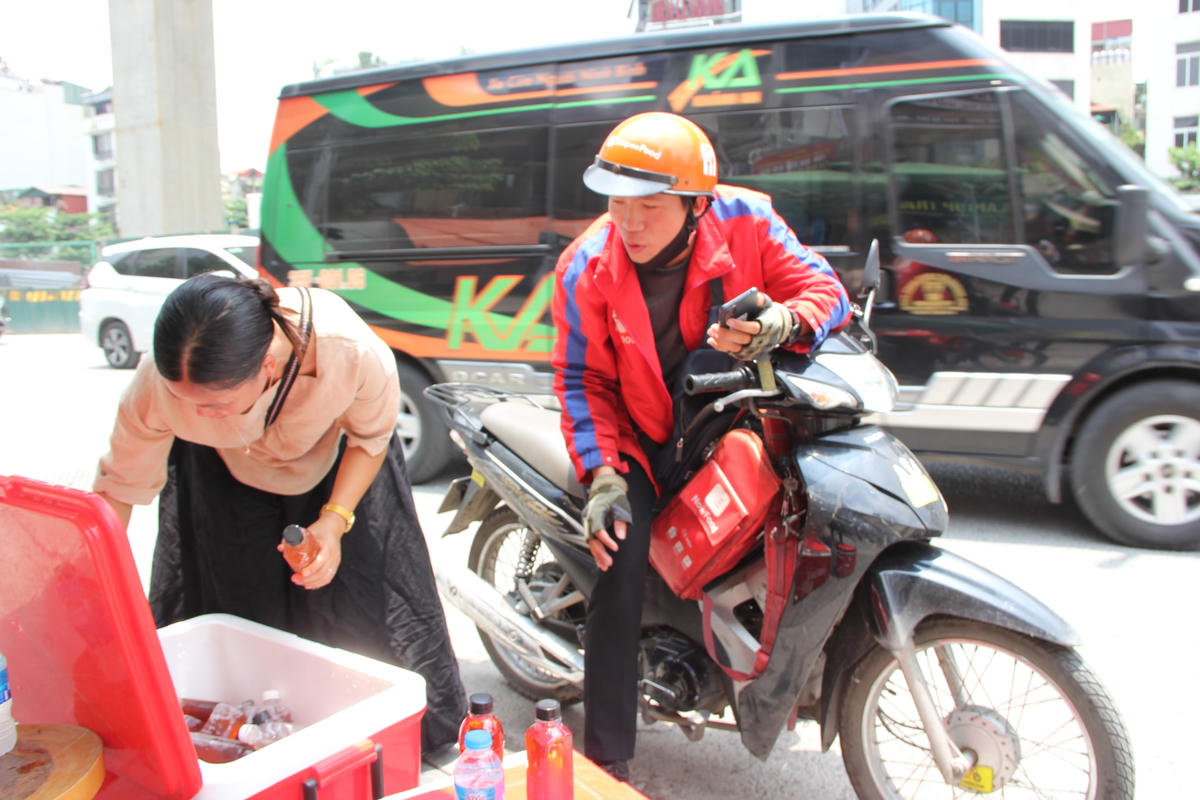 Chị Hoàng Lan Hương cho biết: "Khi thấy người dân, người lao động đi qua khu vực Phố Vọng giữa thời tiết nắng nóng mà không có quán nước nào để vào nghỉ ngơi nên tôi đã mở điểm tặng nước miễn phí này. Để phục vụ người dân vào mỗi buổi sáng tôi mua chè xanh về rửa sạch rồi nấu xong để nguội rót vào chai ướp lạnh lại để đảm bảo vệ sinh cho người dân".