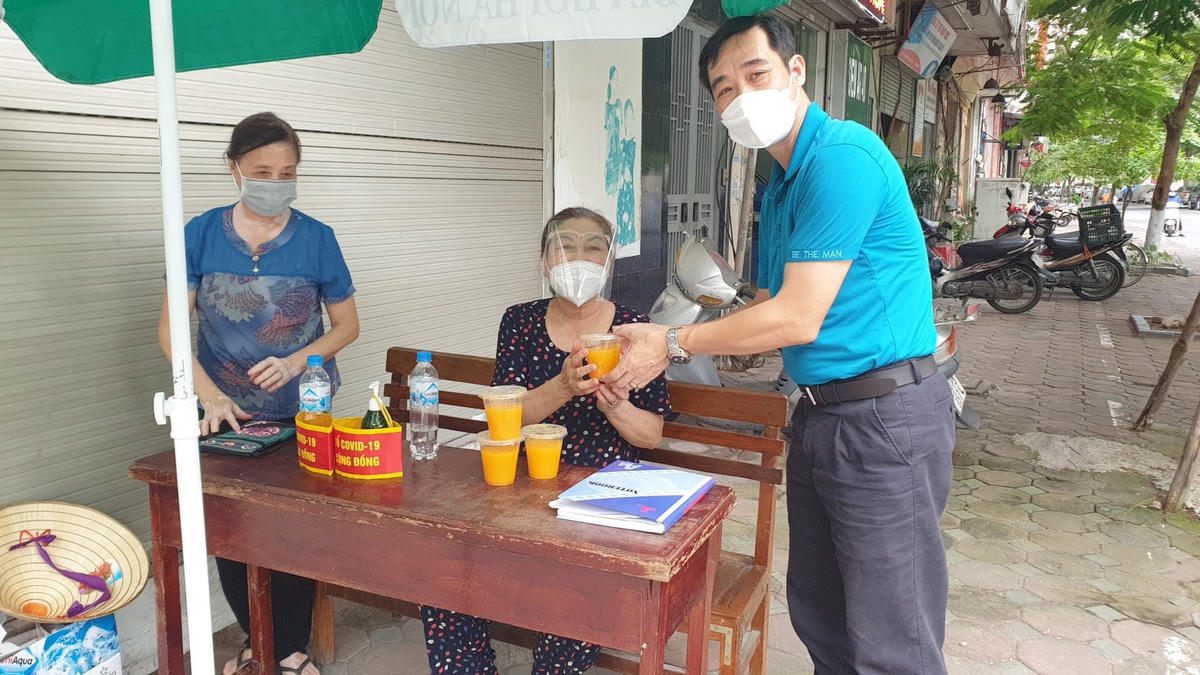 Ông Phạm Minh Hải thăm hỏi bà con tại chốt vùng xanh trong đợt phòng, chống dịch Covid-19.