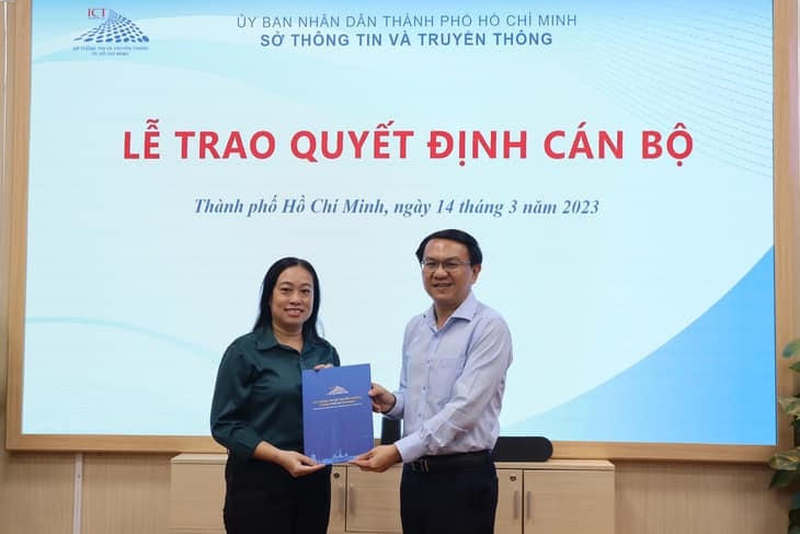 Bà Nguyễn Đình Như Hương nhận quyết định làm Giám đốc Trung tâm Báo chí TP HCM.