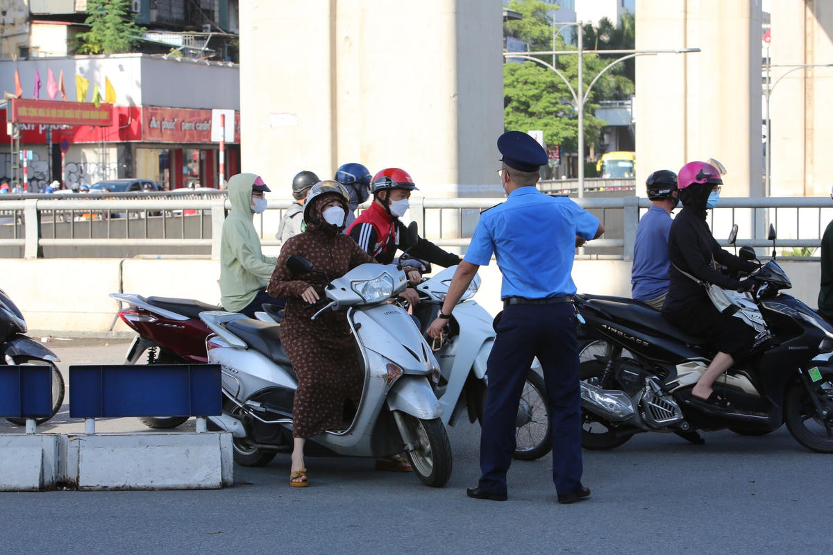Nhiều phương tiện được Thanh tra giao thông hướng dẫn hướng di chuyển để tránh ùn tắc.