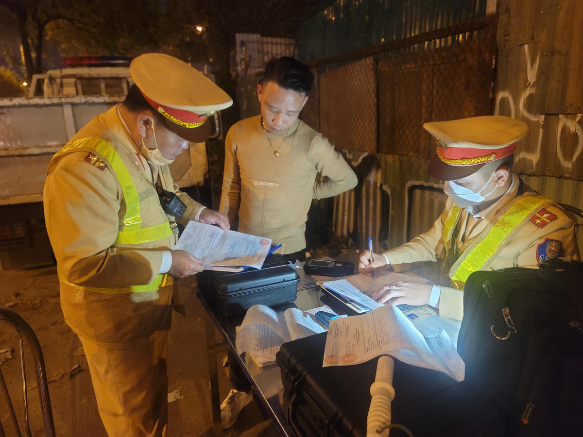 Tổ công tác lập biên bản đối với lái xe có kết quả nồng độ cồn vượt quá mức cho phép.