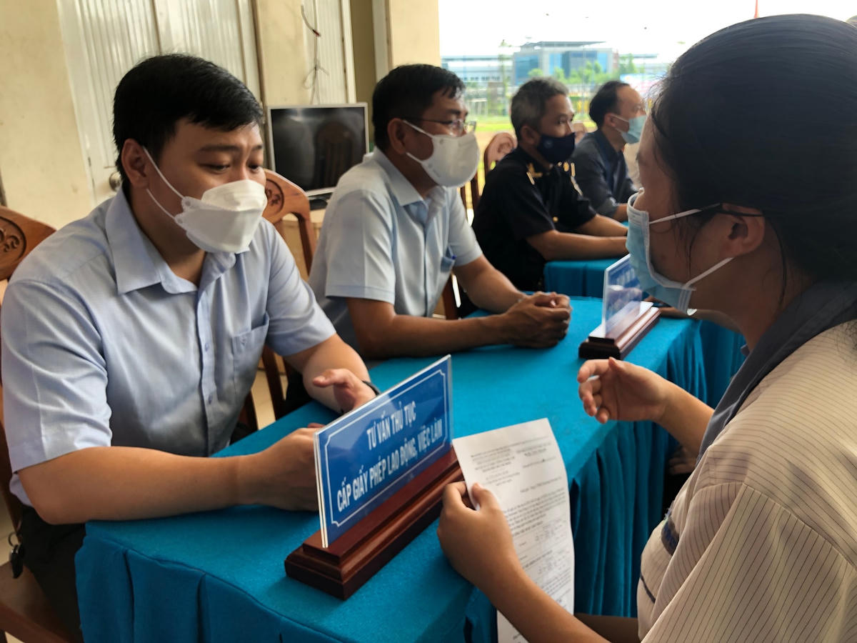 Áp lực công việc kèm chế độ đãi ngộ kém hấp dẫn đang khiến công chức, viên chức xin nghỉ việc gia tăng.Ảnh: Hồng Phúc.