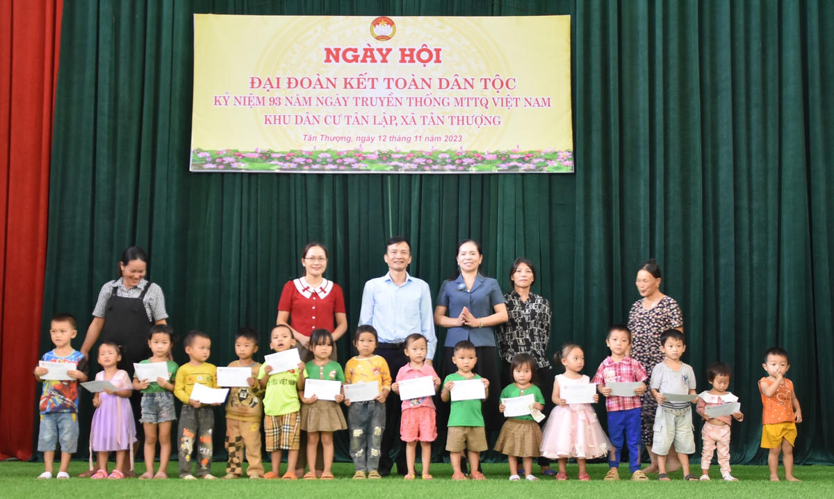 Hoà chung không khí của Ngày hội Đại đoàn kết toàn dân tộc trên cả nước nói chung và tại khu dân cư Tân Lập, xã Tân Thượng (huyện Văn Bàn, tỉnh Lào Cai) nói riêng, Chi đoàn Thanh niên Báo Đại Đoàn Kết đã có chuyến tình nguyện đầy ý nghĩa tại đây vào ngày 12/11.