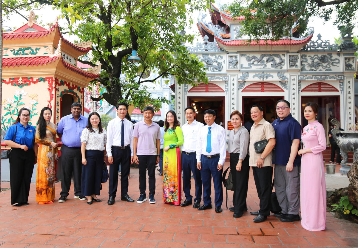 Đoàn đại biểu cấp cao Hiệp hội Nhân dân Singapore tham quan Phủ Tây Hồ. Ảnh: Trung Quân.
