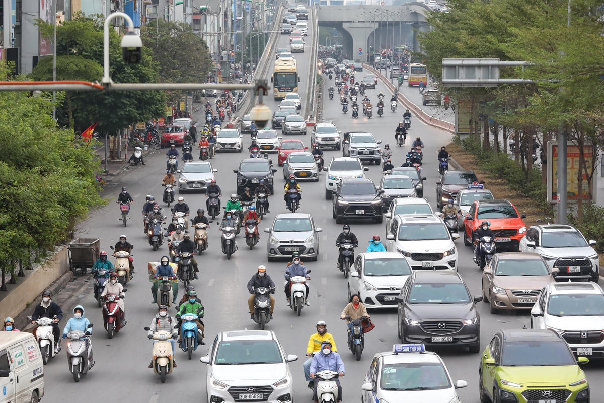 Tuyến đường Trường Chinh thông thoáng trong ngày làm việc đầu tiên sau kỳ nghỉ Tết.